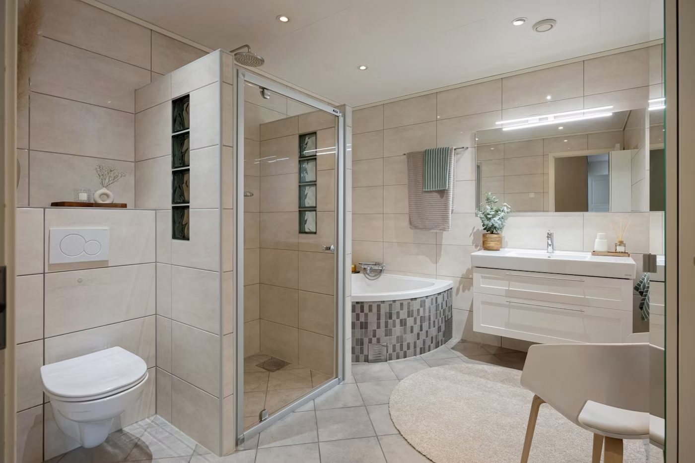 Großzügiges Bad mit schwellenloser, bodengleicher Dusche